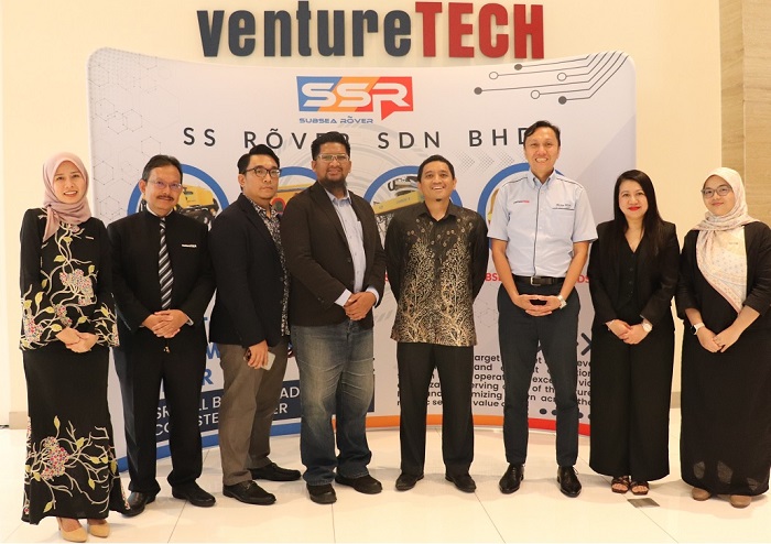 Syamsul Nizam Azmee (4th from left), founder and MD of SS Rover with Ahmad Redzuan Sidek (4th from right), CEO of VentureTECH with colleagues.